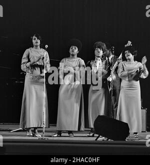 Warszawa, 1969-11-19. Koncert zespo³u Patterson Singers w Sali Kongressowej Pa³acu Kultury i Nauki. Zespó³, œpiewaj¹cy muzykê Gospel i Soul, podczas pobytu w Polsce tworzyli: Robert Patterson (Lider zespo³u), Jennie Spivey, Ruth Williamas, Marvis Brooks, Evelyn Miles i Lovestine Eason. NZ. Wokalistki zespo³u podczas koncertu. mta PAP/Tadeusz ZagoŸdziñski Warschau, 19. November 1969. Das Konzert der Patterson Singers Band in der Kongresshalle des Palast der Kultur und Wissenschaft. Die Band, die Gospel und Soul sang, wurde - während ihrer Zeit in Polen - von Robert Patterson (der Bandleaderin), Jennie Spiv, gegründet Stockfoto