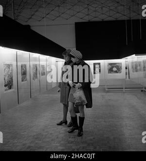 Poznañ, 1969-11-19. II Ogólnopolska Wystawa M³odej Grafiki otwarta 19 XI 1969 r. w gallerii Arsena³. NZ. Widzowie ogl¹daj¹cy obrazy na wystawie. pw PAP/Zbigniew Staszyszyn Posen, 19. November 1969. Die Nationale Ausstellung junger grafischer Künste 2nd, die am 19. November 1969 in der Galerie Aresenal eröffnet wurde. Im Bild: Besucher sehen sich Bilder an. pw PAP/Zbigniew Staszyszyn Stockfoto