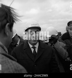 Gdañsk, 1969-11-20. Wizyta delegacji partyjno-rz¹dowej Arabskiej Republiki Syryjskiej w Polsce. Delegacja pod przewodnictsem sekretarza generalnego Partii Socjalistycznego Odrodzenia Arabskiego (BASS), szefa pañstwa i rz¹du syryjskiego Nureddina Atassiego przyby³a do Polski na zaproszenie Komitetu Centralnego Polskiej Partii Robotniczej (PZPR), Rady Pañstwa i i i i rz¹du prl. NZ. Powitanie N. Atassiego (C) przed bram¹ Gdañskich Zak³adów Nawozów Fosforowych Fosfory w porcie gdañskim. mta PAP/Janusz Uklejewski Warschau, 20. November 1969. Der Besuch der Regierung und der Parteimitglieder der syrischen Ara Stockfoto