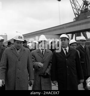 Gdañsk, 1969-11-20. Wizyta delegacji partyjno-rz¹dowej Arabskiej Republiki Syryjskiej w Polsce. Delegacja pod przewodnictsem sekretarza generalnego Partii Socjalistycznego Odrodzenia Arabskiego (BASS), szefa pañstwa i rz¹du syryjskiego Nureddina Atassiego przyby³a do Polski na zaproszenie Komitetu Centralnego Polskiej Partii Robotniczej (PZPR), Rady Pañstwa i i i i rz¹du prl. Nz. N. Atassi (CP) wizytuje Gdañskie Zak³ady Nawozów Fosforowych Fosfory w porcie gdañskim. mta PAP/Janusz Uklejewski Warschau, 20. November 1969. Der Besuch der Regierung und der Parteimitglieder der Arabischen Republik Syrien in Pol Stockfoto