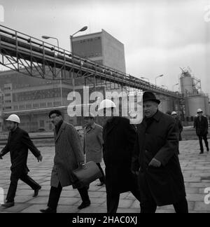 Gdañsk, 1969-11-20. Wizyta delegacji partyjno-rz¹dowej Arabskiej Republiki Syryjskiej w Polsce. Delegacja pod przewodnictsem sekretarza generalnego Partii Socjalistycznego Odrodzenia Arabskiego (BASS), szefa pañstwa i rz¹du syryjskiego Nureddina Atassiego przyby³a do Polski na zaproszenie Komitetu Centralnego Polskiej Partii Robotniczej (PZPR), Rady Pañstwa i i i i rz¹du prl. NZ. Wizyta goœci z Syrii w Gdañskich Zak³adach Nawozów Fosforowych Fosfory w porcie gdañskim. mta PAP/Janusz Uklejewski Warschau, 20. November 1969. Der Besuch der Regierung und der Parteimitglieder der Arabischen Republik Syrien bei der P Stockfoto