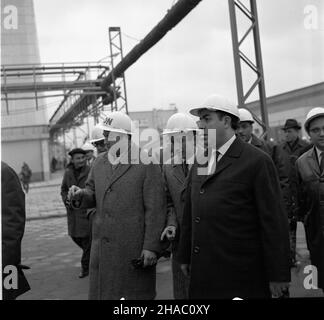 Gdañsk, 1969-11-20. Wizyta delegacji partyjno-rz¹dowej Arabskiej Republiki Syryjskiej w Polsce. Delegacja pod przewodnictsem sekretarza generalnego Partii Socjalistycznego Odrodzenia Arabskiego (BASS), szefa pañstwa i rz¹du syryjskiego Nureddina Atassiego przyby³a do Polski na zaproszenie Komitetu Centralnego Polskiej Partii Robotniczej (PZPR), Rady Pañstwa i i i i rz¹du prl. Nz. N. Atassi (CP) wizytuje Gdañskie Zak³ady Nawozów Fosforowych Fosfory w porcie gdañskim. mta PAP/Janusz Uklejewski Warschau, 20. November 1969. Der Besuch der Regierung und der Parteimitglieder der Arabischen Republik Syrien in Pol Stockfoto