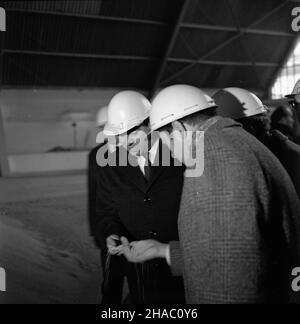 Gdañsk, 1969-11-20. Wizyta delegacji partyjno-rz¹dowej Arabskiej Republiki Syryjskiej w Polsce. Delegacja pod przewodnictsem sekretarza generalnego Partii Socjalistycznego Odrodzenia Arabskiego (BASS), szefa pañstwa i rz¹du syryjskiego Nureddina Atassiego przyby³a do Polski na zaproszenie Komitetu Centralnego Polskiej Partii Robotniczej (PZPR), Rady Pañstwa i i i i rz¹du prl. Nz. N. Atassi (L) wizytuje Gdañskie Zak³ady Nawozów Fosforowych Fosfory w porcie gdañskim. mta PAP/Janusz Uklejewski Warschau, 20. November 1969. Der Besuch der Regierung und der Parteimitglieder der Arabischen Republik Syrien in Pola Stockfoto