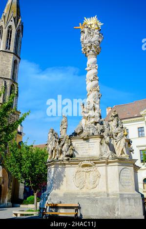 Statue der Pest-Säule der Heiligen Dreifaltigkeit vor der Benediktinerkirche Goat the Blessed Mary in Sopron, Ungarn Stockfoto