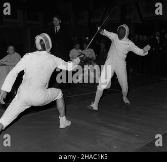 Poznañ, 1969-11-21. Dru¿ynowe Mistrzostwa Polski w szermierce, rozegrane w Poznaniu (Hala Wystawowa nr 20 Miêdzynarodowych Targów Poznañskich) w dniach 21-24 XI 1969 r. Wziê³o w nich udzia³ Ponad 30 zespo³ów. W ogólnej punktacji mistrzostw i miejsce zajê³a Legia Warszawa. NZ. Pojedynek zawodników. pw PAP/Zbigniew Staszyszyn Posen, 21. November 1969. Polens Meisterschaften im Mannschaftsfechten fanden am 21-24. November in der Internationalen Messehalle in Posen statt, an der über 30 Teams teilnahmen. Die Siegerin war Legia Warszawa. kw PAP/Zbigniew Staszyszyn Stockfoto