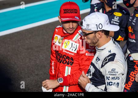 GASLY Pierre (Fra), Scuderia AlphaTauri Honda AT02, LECLERC Charles (mco), Scuderia Ferrari SF21, Portrait während des Formel 1 Etihad Airways Abu Dhabi Grand Prix 2021, 22th Runde der FIA Formel 1 Weltmeisterschaft 2021 vom 10. Bis 12. Dezember 2021 auf dem Yas Marina Circuit, in Yas Island, Abu Dhabi - Foto: Antonin Vincent/DPPI/LiveMedia Stockfoto
