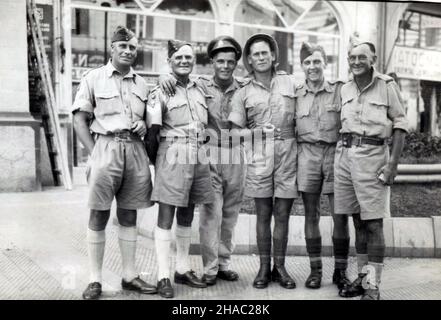 1942. Sechs britische Soldaten der 8th. Armee, die während der Freizeit auf einer Straße in Kairo, Ägypten, vor der Schlacht von El Alamein fotografiert wurden. Stockfoto