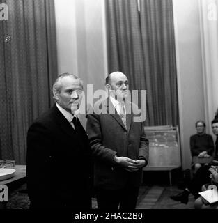 Warszawa, 1969-11-24. W Klubie Miêdzynarodowej Prasy i Ksi¹¿KI (MPIK) przy ul. Nowy Œwiat 15/17 odby³o siê spotkanie z kapitanem Leonidem Telig¹, który na jachcie Opty samotnie op³yn¹³ œwiat (1967-1969). Nz. Leonid Teliga (L) w trakcie spotkania. pw PAP/Henryk Rosiak Warschau, 24. November 1969. Ein Treffen mit Kapitän Leonid Teliga, der seine Opty-Yacht um die Welt segelte (1967-1969), fand im International Press and Book Club (MPIK) in der Nowy Swiat Street 15/17 statt. Im Bild: Leonid Teliga (links) während des Treffens. pw PAP/Henryk Rosiak Stockfoto