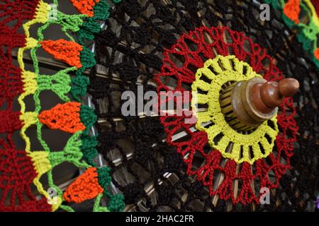 Farbenfroher dekorativer Regenschirm. Stockfoto