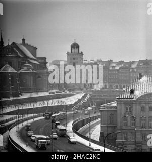 Warszawa, 1969-11-26. Trasa W-Z (Trasa Wschód-Zachód), budowa rozpoczê³a siê w 1947 r., uroczyste oddanie nast¹pi³o 22 lipca 1949 r. w pi¹t¹ rocznicê uchwalenia maniiiiru PKWN. Arteria ³¹czy Œródmieœcie z Prag¹ Pó³noc, jej d³ugoœæ wynosi 6,7 km. NZ. Odcinek Nowego Zjazdu. Koœció³ akademicki Œw. Anny (nz. L) Przy ul. Krakowskie Przedmieœcie 68, ufundowany przez ksiê¿nê Annê Mazowieck¹ w 1454 r. dla zakonu bernardynów. Œwi¹tynia pocz¹tkowo zbudowana w stylu gotyckim z dobudowan¹ renesansow¹ dzwonnic¹ z XVII, nastêpnie w stylu barokowym. Ostatecznie koœció³ zosta³ przebudowany w XVIII mit wtedy f Stockfoto