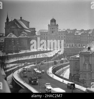 Warszawa, 1969-11-26. Trasa W-Z (Trasa Wschód-Zachód), budowa rozpoczê³a siê w 1947 r., uroczyste oddanie nast¹pi³o 22 lipca 1949 r. w pi¹t¹ rocznicê uchwalenia maniiiiru PKWN. Arteria ³¹czy Œródmieœcie z Prag¹ Pó³noc, jej d³ugoœæ wynosi 6,7 km. NZ. Odcinek Nowego Zjazdu. Koœció³ akademicki Œw. Anny (nz. L) Przy ul. Krakowskie Przedmieœcie 68, ufundowany przez ksiê¿nê Annê Mazowiecka w 1454 r. dla zakonu bernardynów. Œwi¹tynia pocz¹tkowo zbudowana w stylu gotyckim z dobudowan¹ renesansow¹ dzwonnic¹ z XVII, nastêpnie w stylu barokowym. Ostatecznie koœció³ zosta³ przebudowany w XVIII mit wtedy f Stockfoto