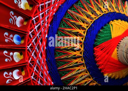 Innenansicht des farbenfrohen dekorativen Regenschirms. Stockfoto