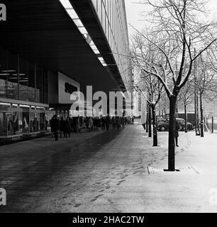 Warszawa, 1969-11-26. Dom Towarowy Sawa otwarty 25 listopada 1969 r. Oferowa³ asortyment przeznaczony dla pañ oraz towary gospodarstwa domowego. NZ. g³ówne wejœcie do sklepu. uu PAP/Stanis³aw D¹browiecki Warschau, 26. November 1969. Das Kaufhaus Sawa wurde am 25. November 1969 eröffnet. Es bot Haushaltswaren und Damenbekleidung an. Im Bild: Der Haupteingang zum Laden. uu PAP/Stanislaw Dabrowiecki Stockfoto