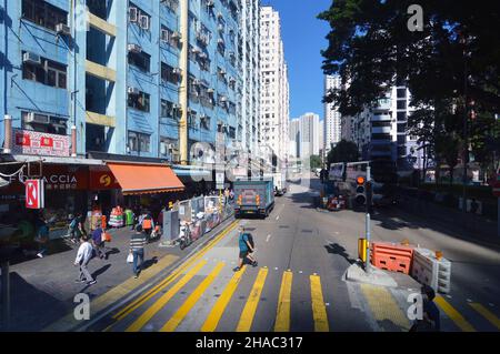 Hip wo Street (協和街) und Kin Tak House (建德大樓) in Kwun Tong, Kowloon, Hongkong Stockfoto