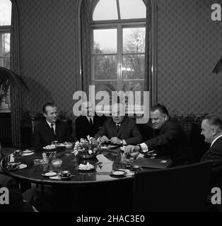 Warszawa, 1969-11-28. Spotkanie premiera Józefa Cyrankiewicza z czechos³owack¹ delegacj¹ partyjno-rz¹dow¹ z cz³onkiem KC Komunistycznej Partii Czechos³owacji, wicepremierem i ministrem planowania rz¹du CSRS Vaclavem Hul¹ oraz sekretarzem KC KPCz Josefem Lenartem na czele. Prom wizyty delegacji Czechos³owacji by³o przeprowadzenie rozmów na temat pog³êbienia i rozszerzenia wspó³pracy gospodarczej miêdzy obu krajami. NZ. przy stole od lewej: J. Lenart, J. Cyrankiewicz, V. Hula i Piotr Jaroszewicz (zastêpca cz³onka Biura Politycznego KC PZPR, wicepremier). uu PAP/Edmund Uchymiak Warschau, Nov Stockfoto