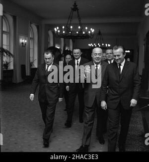 Warszawa, 1969-11-28. Spotkanie premiera Józefa Cyrankiewicza z czechos³owack¹ delegacj¹ partyjno-rz¹dow¹ z cz³onkiem KC Komunistycznej Partii Czechos³owacji, wicepremierem i ministrem planowania rz¹du CSRS Vaclavem Hul¹ oraz sekretarzem KC KPCz Josefem Lenartem na czele. Prom wizyty delegacji Czechos³owacji by³o przeprowadzenie rozmów na temat pog³êbienia i rozszerzenia wspó³pracy gospodarczej miêdzy obu krajami. NZ. na pierwszym planie od lewej: Boles³aw Jaszczuk (cz³onek Biura Politycznego, sekretarz KC PZPR), J. Cyrankiewicz, J. Lenart; w g³êbi zastêpca cz³onka Biura Politycznego KC PZPR, Stockfoto