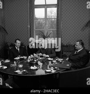 Warszawa, 1969-11-28. Spotkanie premiera Józefa Cyrankiewicza z czechos³owack¹ delegacj¹ partyjno-rz¹dow¹ z cz³onkiem KC Komunistycznej Partii Czechos³owacji, wicepremierem i ministrem planowania rz¹du CSRS Vaclavem Hul¹ oraz sekretarzem KC KPCz Josefem Lenartem na czele. Prom wizyty delegacji Czechos³owacji by³o przeprowadzenie rozmów na temat pog³êbienia i rozszerzenia wspó³pracy gospodarczej miêdzy obu krajami. NZ. przy stole od lewej: J. Lenart, J. Cyrankiewicz i V. Hula. uu PAP/Edmund Uchymiak Warschau, 28. November 1969. PM Jozef Cyrankiewicz trifft eine tschechoslowakische Partei und Regierung Stockfoto