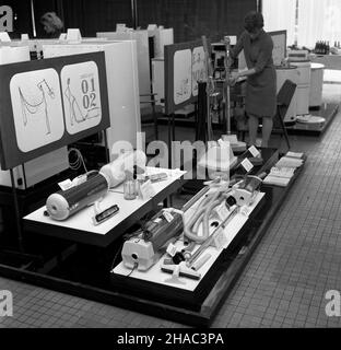 Warszawa, 1969-11-29. Wystawa sprzêtu elektronicznego i zmechanizowanego sprzêtu gospodarstwa domowego, zorganizowana przez Ministerstwo Przemys³u Maszynowego i Warszawsk¹ Spó³dzielniê SpO¿ywców (WSS) Spo³em w jej siedzibie przy ulicy Bielañskiej. Czynna do koñca grudnia. NZ. Odkurzacze rzeszowskiej firmy Zelmer. mb PAP/Marek Langda Warschau, 29. November 1969. Eine Ausstellung von elektronischen Geräten und Haushaltsgeräten, die vom Ministerium für Maschinenindustrie und der Warschauer Genossenschaft der Arbeiter der Lebensmittelindustrie (WSS) Spolem an ihrem Sitz in der Bielanska Straße organisiert wird. Die Ausstellung war bis zum Ende Stockfoto