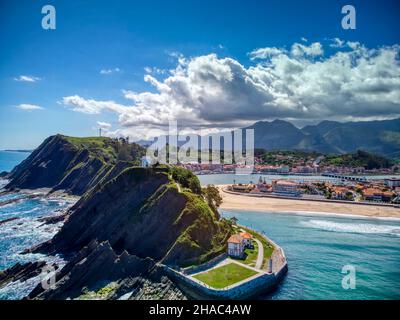 Luftaufnahme von Ribadesella und seiner Mündung in Asturien, Spanien. Stockfoto