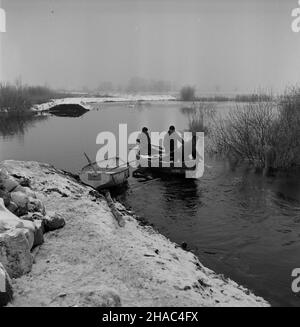 Lubczyna, 1969-12. Niekorzystne warunki atmosferyczne spowodowa³y spiêtrzenie wód jeziora D¹bie, które przerwa³y w okolicy Lubczyny wa³ przeciwpowodziowy i zala³y teren o powerzchni 1000 ha. NZ. Badanie poziomu wody. kw PAP/Andrzej Witusz Dok³adny dzieñ wydarzenia nieustalony. Lubczyna, Dezember 1969. Ungünstigen Wetterbedingungen verursacht Auffüllen der Gewässer des Dabie Lake. Wasser brach einen Damm in der Nähe von Lubczyna und überflutete die Fläche von 1000 Hektar. Im Bild: Überwachung des Wasserstandspegs. kw PAP/Andrzej Witusz Stockfoto