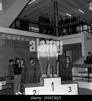 Lublin, 1969-12. W dniach 3-5 grudnia odby³y siê w Lublinie X Miêdzynarodowe Mistrzostwa Polski w Tenisie Sto³owym. NZ. zwyciê¿czynie turnieju dru¿ynowego Danuta Caliñska i Czes³awa Noworyta. kw PAP/Jan Trembecki Dok³adny dzieñ wydarzenia nieustalony. Lublin, Dezember 1969. Die Internationale Polnische Tischtennismeisterschaft 10th fand am 3. Und 5. Dezember statt. Im Bild: Die Sieger des Mannschaftsturniers Danuta Calinska und Czeslawa Noworyta. kw PAP/Jan Trembecki Stockfoto