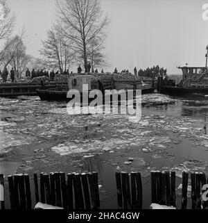 Lubczyna, 1969-12. Niekorzystne warunki atmosferyczne spowodowa³y spiêtrzenie wód jeziora D¹bie, które przerwa³y w okolicy Lubczyny wa³ przeciwpowodziowy i zala³y teren o powerzchni 1000 ha. NZ. kra przy wale przeciwpowodziowym. kw PAP/Andrzej Witusz Dok³adny dzieñ wydarzenia nieustalony. Lubczyna, Dezember 1969. Ungünstigen Wetterbedingungen verursacht Auffüllen der Gewässer des Dabie Lake. Wasser brach einen Damm in der Nähe von Lubczyna und überflutete die Fläche von 1000 Hektar. Im Bild: Eisstücke am Damm. kw PAP/Andrzej Witusz Stockfoto