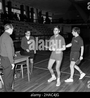 Lublin, 1969-12. W dniach 3-5 grudnia odby³y siê w Lublinie X Miêdzynarodowe Mistrzostwa Polski w Tenisie Sto³owym. NZ. Zawodnicy rywalizuj¹cy w turnieju gry pojedynczej. kw PAP/Jan Trembecki Dok³adny dzieñ wydarzenia nieustalony. Lublin, 12. Dezember 1969. Die Internationale Polnische Tischtennismeisterschaft 10th fand am 3. Und 5. Dezember statt. Im Bild: einzelspieler. kw PAP/Jan Trembecki Stockfoto