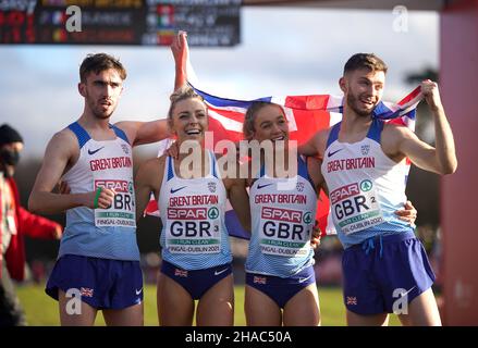 Die Briten Benjamin West, Alexandra Bell, Hannah Nuttall und Luke Duffy feiern den Gewinn des Mixed-Relay-Events während der SPAR Cross-Europameisterschaften 2021 in Fingal-Dublin in Irland. Bilddatum: Sonntag, 12. Dezember 2021. Stockfoto