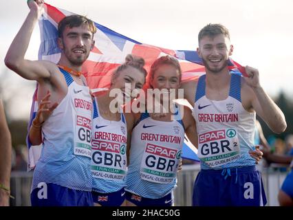 Die Briten Benjamin West, Alexandra Bell, Hannah Nuttall und Luke Duffy feiern den Gewinn des Mixed-Relay-Events während der SPAR Cross-Europameisterschaften 2021 in Fingal-Dublin in Irland. Bilddatum: Sonntag, 12. Dezember 2021. Stockfoto