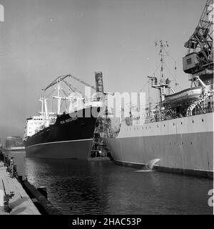 Gdañsk, 1969-12. Stocznia Gdañska im. Lenina. NZ. M/s Ró¿a Luksemburg zbudowany dla armatora Zwi¹zku Socjalistycznych Republik Radzieckich (ZSRR). Ad PAP/Janusz Uklejewski Dok³adny dzieñ wydarzenia nieustalony. Danzig, Dezember 1969. Die Danziger Lenin-Werft. Im Bild: M/s Roza Luksemburg gebaut für einen sowjetischen Reeder. Ad PAP/Janusz Uklejewski Stockfoto