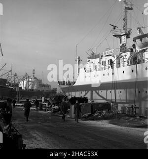 Gdañsk, 1969-12. Stocznia Gdañska im. Lenina. NZ. trawler Leningrad zbudowany dla armatora Zwi¹zku Socjalistycznych Republik Radzieckich (ZSRR). Ad PAP/Janusz Uklejewski Dok³adny dzieñ wydarzenia nieustalony. Danzig, Dezember 1969. Die Danziger Lenin-Werft. Im Bild: Der Leningrader Trawler, gebaut für einen sowjetischen Reeder. Ad PAP/Janusz Uklejewski Stockfoto