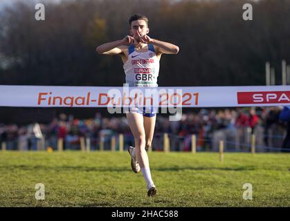 Der britische Benjamin West überquert die Linie und gewinnt den Mixed-Relay-Event während der SPAR European Cross Country Championships 2021 in Fingal-Dublin in Irland. Bilddatum: Sonntag, 12. Dezember 2021. Stockfoto