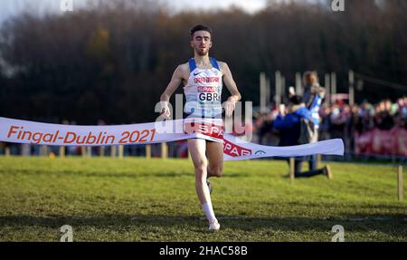 Der britische Benjamin West überquert die Linie und gewinnt den Mixed-Relay-Event während der SPAR European Cross Country Championships 2021 in Fingal-Dublin in Irland. Bilddatum: Sonntag, 12. Dezember 2021. Stockfoto