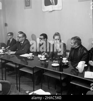 Warszawa, 1969-12. Konferenzcja prasowa poœwiêcona filmowi Bitwa o Angliê, wyœwietlanemu w ramach Tygodnia Filmów Angielskich. Udzia³ wziêli m.in. Re¿yser Lindsay Anderson, Susannah York, John Box oraz przewodnicz¹cy Zrzeszenia Producentów Filmowych Alexander Filson. NZ. m.in. John Box (2L), Alexander Filson (3L), Susannah York (5L) oraz Lindsay Anderson (6L). kw PAP/Dionizy G³adysz Dok³adny dzieñ wydarzenia nieustalony. Warschau, Dezember 1969. Die Pressekonferenz widmete sich dem Film über die Schlacht von Großbritannien, der im Rahmen der Woche der britischen Filme gezeigt wurde. Die Konferenz wird von einem Direktor besucht Stockfoto