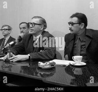 Warszawa, 1969-12. Konferenzcja prasowa poœwiêcona filmowi Bitwa o Angliê, wyœwietlanemu w ramach Tygodnia Filmów Angielskich. Udzia³ wziêli m.in. Re¿yser Lindsay Anderson, Susannah York, John Box oraz przewodnicz¹cy Zrzeszenia Producentów Filmowych Alexander Filson. NZ. m.in. John Box (2L) i Alexander Filson (3L). kw PAP/Dionizy G³adysz Dok³adny dzieñ wydarzenia nieustalony. Warschau, Dezember 1969. Die Pressekonferenz widmete sich dem Film über die Schlacht von Großbritannien, der im Rahmen der Woche der britischen Filme gezeigt wurde. An der Konferenz nehmen Regisseur Lindsay Anderson, Susannah York, John Box an Teil Stockfoto