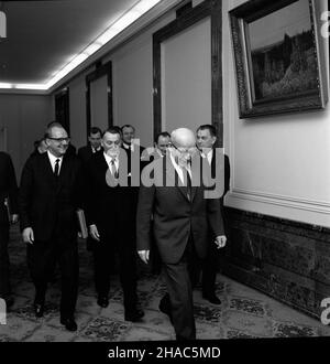 Warszawa, 1969-12. Wizyta energetyków z Elektrowni P¹tnów U i sekretarza KC PZPR W³adys³awa Gomu³ki. NZ. na pierwszym planie W³adys³aw Gomu³ka. ZA nim m.in. minister górnictwa i energetyki Boles³aw Bartoszek (2L) oraz cz³onek KC Boles³aw Jaszczuk. kw PAP/Stanis³aw Czarnogórski Dok³adny dzieñ wydarzenia nieustalony. Warschau, Dezember 1969. Wladyslaw Gomulka, der Sekretär des Zentralkomitees der Polnischen Vereinigten Arbeiterpartei aus dem Jahr 1st, empfängt Elektriker des Kraftwerks Pontnow. Gomulka (im Vordergrund, 1st von rechts) wird vom Minister für Bergbau und Energie Boleslaw Bartos begleitet Stockfoto