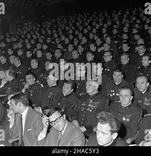 Zabrze, 1969-12-03. W przeddzieñ Barbórki, w sali Zabrzañskiego Domu Muzyki i Tañca, odby³a siê centralna akademia z okazji górniczego œwiêta. Na barbórkowe obchody przybyli do województwa katowickiego przedstawiciele najwy¿szych w³adz centralnych, cz³onkowie Biura Politycznego: przewodnicz¹cy Rady Pañstwa, marsza³ek Marian Spychalski i sekretarz Komitetu Centralnego Polskiej Zjednoczonej Partieleci Robotniczej (KC PZPR) Ryszard Strzard. Na widowni zasiedli przedstawiciele zawodów górniczych z ca³ego kraju. Ad PAP/Edmund Uchymiak Zabrze, 3. Dezember 1969. Feierlichkeiten anlässlich der Barborka, der Mine Stockfoto