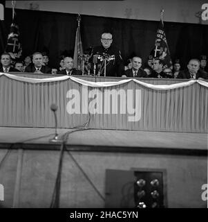 Zabrze, 1969-12-03. W przeddzieñ Barbórki, w sali Zabrzañskiego Domu Muzyki i Tañca, odby³a siê centralna akademia z okazji górniczego œwiêta. Na barbórkowe obchody przybyli do województwa katowickiego przedstawiciele najwy¿szych w³adz centralnych, cz³onkowie Biura Politycznego: przewodnicz¹cy Rady Pañstwa, marsza³ek Polski Marian Spychalski i sekretarz Komitetu Centralnego Polskiej Zjednoczonej Partieleci Robotniczej (KC PZPR) Ryszard. Na widowni zasiedli przedstawiciele zawodów górniczych z ca³ego kraju. Nz. I sekretarz Komitetu Wojewódzkiego (KW) PZPR w Katowicach - Edward Gierek (2L Stockfoto