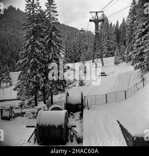 Zakopane, 1969-12-03. Przed zimowym sezonem narciarskim 1969/1970, przeprowadzono okresowy remont kolei linowej na Kasprowy Wierch. Dokonano wymiany liny noœnej na odcinku KuŸnice - Myœlenickie Turnie. NZ. bêbny ze star¹ lin¹ noœn¹ na stacji pocz¹tkowej w zakopiañskich KuŸnicach. mta PAP/Tadeusz Olszewski Zakopane, 3. Dezember 1969. Renovierte Seilbahn-Linie vor der Skisaison 1969/1970. Der Catenarian auf Kuznice - Myslenickie Turnie Route wurde geändert. Im Bild: Der alte Katechist am Bahnhof Kuznice. mta PAP/Tadeusz Olszewski Stockfoto