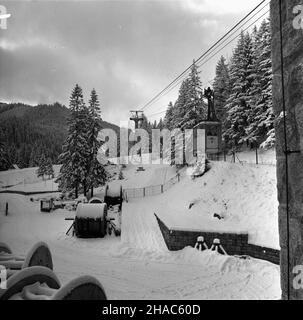 Zakopane, 1969-12-03. Przed zimowym sezonem narciarskim 1969/1970, przeprowadzono okresowy remont kolei linowej na Kasprowy Wierch. Dokonano wymiany liny noœnej na odcinku KuŸnice - Myœlenickie Turnie. NZ. bêbny ze star¹ lin¹ noœn¹ na stacji pocz¹tkowej w zakopiañskich KuŸnicach. mta PAP/Tadeusz Olszewski Zakopane, 3. Dezember 1969. Renovierte Seilbahn-Linie vor der Skisaison 1969/1970. Der Catenarian auf Kuznice - Myslenickie Turnie Route wurde geändert. Im Bild: Der alte Katechist am Bahnhof Kuznice. mta PAP/Tadeusz Olszewski Stockfoto