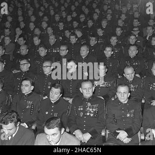 Zabrze, 1969-12-03. W Domu Muzyki i Tañca odby³y siê Centralne uroczystoœci z okazji Barbórki. Przybyli na nie przedstawiciele w³adz partyjnych i pañstwowych oraz górnicy. NZ. górnicy w galowych mundurach. pap/Stanis³aw Jakubowski Zabrze, 3. Dezember 1969. Die Feierlichkeiten zum Central Miner Day fanden im Music and Dance Club statt. An der Veranstaltung nahmen hochrangige Partei- und Staatsbeamte sowie Bergleute Teil. Im Bild: Bergleute in Uniformen. pw PAP/Stanislaw Jakubowski Stockfoto