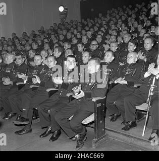 Zabrze, 1969-12-03. W Domu Muzyki i Tañca odby³y siê Centralne uroczystoœci z okazji Barbórki. Przybyli na nie przedstawiciele w³adz partyjnych i pañstwowych oraz górnicy. NZ. górnicy w galowych mundurach. pap/Stanis³aw Jakubowski Zabrze, 3. Dezember 1969. Die Feierlichkeiten zum Central Miner Day fanden im Music and Dance Club statt. An der Veranstaltung nahmen hochrangige Partei- und Staatsbeamte sowie Bergleute Teil. Im Bild: Bergleute in Uniformen. pw PAP/Stanislaw Jakubowski Stockfoto