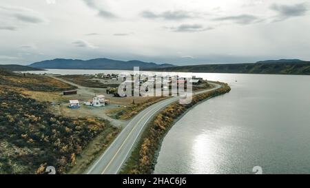 Dramatischer und launischer Himmel auf einem ruhigen See und majestätische Berggipfel auf der Kenai Halbinsel in Alaska. Hochwertige Fotos Stockfoto