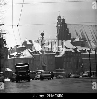 Warszawa, 1969-12-05. Starren Sie Miasto. NZ. Widoczne kamienice Starego Miasta, Archikatedra œw. Jana Chrzciciela oraz Kolumna Zygmunta III Wazy. Ad PAP/Adam Urbanek Warschau, 5. Dezember 1969. Die Altstadt. Im Bild: Altstadtgebäude, Johannes-Baptist-Erzkathedrale und die Vasa-Säule Sigismund III. Ad PAP/Adam Urbanek Stockfoto