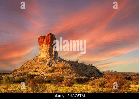 Landschaft bei Sonnenaufgang im Outback Northern Territory mit Nahaufnahme der Chambers Pillar im Chambers Pillar Historical Reserve Stockfoto