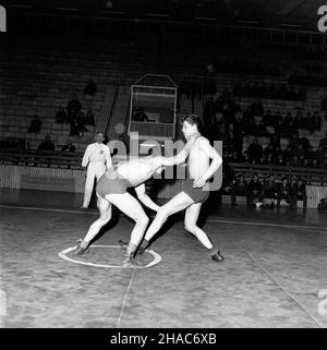 Katowice, 1969-12-06. XIV Miêdzynarodowy Turniej Zapaœniczy o memoria³ Paw³a Jasiñskiego odbywaj¹cy siê w dniach 6 - 7 grudnia 1969 r. w hali sportowej huty Baildom w Katowicach. NZ. walcz¹ Janos Szynoi z wêgierskiego Ferencvaros i Edward Lubañski z GKS Katowice. mb PAP/Kazimierz Seko Katowice, 6. Dezember 1969. Das 14th Internationale Wrestling-Turnier für das Pawel Jasinski Memorial fand am 6. Und 7. Dezember 1969 in der Sporthalle des Stahlwerks Baildon statt. Im Bild: Janos Szynoi vom ungarischen Ferencvaros und Edward Lubanski vom GKS Katowice. mb PAP/Kazimierz Seko Stockfoto