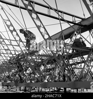 Gdañsk, 1969-12-07. W Gdañsku - Oliwie powstaje nowy obiekt sportowy - hala sportowo - widowiskowa i sztuczne lodowisko Olivia. Obiekt buduje Gdañskie Przedsiêbiorstwo Budownictwe Przemys³owego, a konstrukcje stalowe dachu wykonuje Mostostal. Kryta hala pomieœci 7500 widzów. Hala Olivia i budowane obok, odkryte sztuczne lodowisko - zostan¹ oddane do U¿ytku w roku 1971. NZ. konserwacja stalowych konstrukcji dachu przed ich monta¿em w budowanej hali Olivia. mta PAP/Janusz Uklejewski Danzig, 7. Dezember 1969. In Danzig wird eine neue Sport- und Unterhaltungshalle sowie ein Eisring gebaut - Oliw Stockfoto