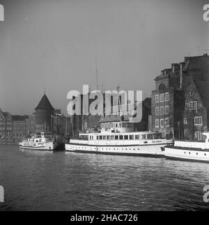 Gdañsk, 1969-12-07. Targ Rybny w G³ównym Mieœcie oraz rejon Zamczyska widziane od strony Mot³awy. NZ. przy nabrze¿U w rejonie Zamczyska cumuj¹ statki pasa¿erskie ¯eglugi Gdañskiej: Danuta i Salomea. mta PAP/Janusz Uklejewski Danzig, 7. Dezember 1969. Der Danziger Fischmarkt in der Hauptstadt und das Zamczysko-Viertel vom Fluss Motlava aus gesehen. Im Bild: Die Passagierschiffe M/s Danuta und M/s Salomea der Danziger Dampfschiffgesellschaft, die am Kai festmachen. mta PAP/Janusz Uklejewski Stockfoto