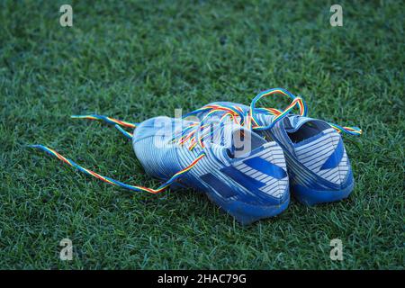 Liverpool, Großbritannien. 12th Dez 2021. Liverpool, England, Dezember 12t Fußballschuhe mit Regenbogenschnüren während des Barclays FA Womens Super League-Spiels zwischen Everton und West Ham United im Walton Hall Park in Liverpool, England Natalie Mincher/SPP Credit: SPP Sport Press Photo. /Alamy Live News Stockfoto