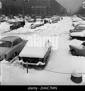 Warszawa, 1969-12. Kilkunastocentymetrowy œnieg zasypa³ samochody, ulice i place. Warszawiacy musieli zmierzyæ siê z ogromnymi zaspami œniegu. NZ. oœnie¿eine Samochody na Placu Konstytucji. pw PAP/Henryk Rosiak Dok³adny dzieñ wydarzenia nieustalony. Warschau, Dezember 1969. Über 10 cm Schnee fielen im Dezember. Straßen, Parks, Autos waren mit Schnee bedeckt. Es gab riesige Schneebänke. Im Bild: Schneebedeckte Autos auf dem Konstytucji-Platz. pw Stockfoto